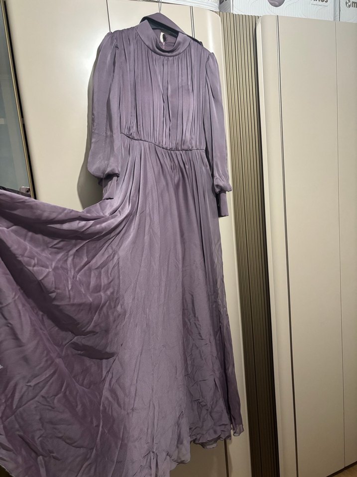 Saten Görünümlü Mor Uzun Pilili Elbise abiye kendi kemeri var - Görsel 3