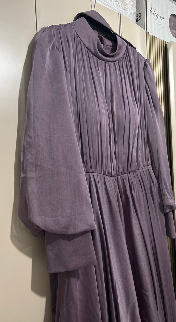 Saten Görünümlü Mor Uzun Pilili Elbise abiye kendi kemeri var - Görsel 4