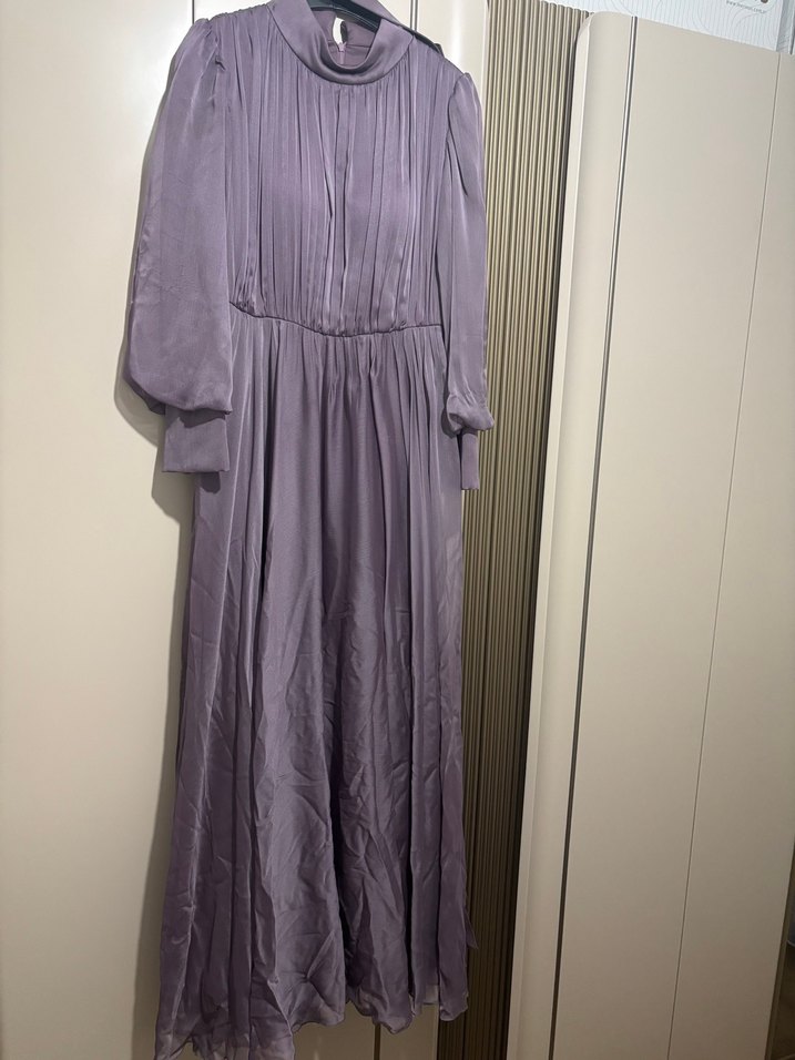 Saten Görünümlü Mor Uzun Pilili Elbise abiye kendi kemeri var - Görsel 2