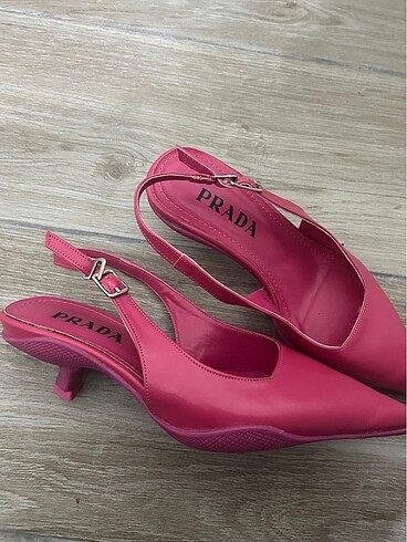 Pembe prada ayakkabı