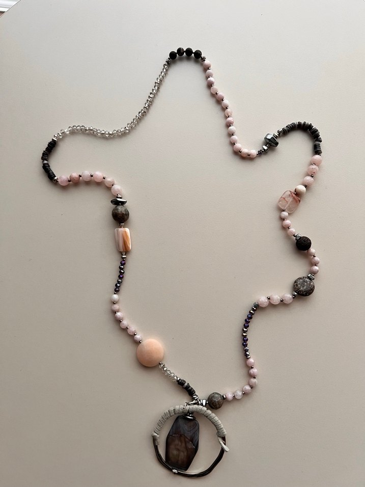 Pembe Yılan Desenli Boncuklu Uzun Kadın Kolye - Görsel 2