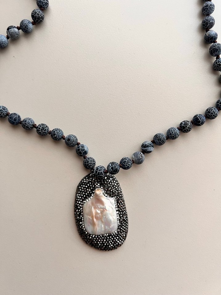 Uzun Gri Yılan Desenli Boncuklu Kadın Kolye utopian marka - Görsel 2