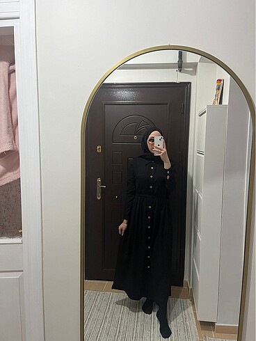 siyah düğmeli kemerli elbise modest tesettür