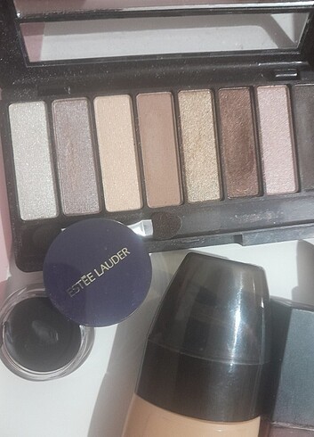 Estee Lauder Makyaj malzemeleri