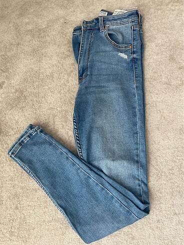 Bershka yırtık jean
