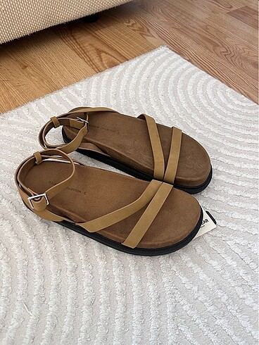 Pull&bear etiketli yeni sandalet 39no