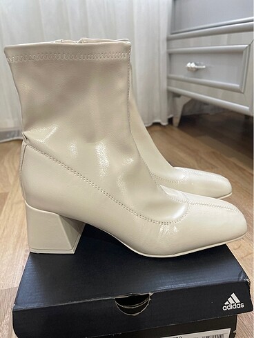 Stradivarius Stradivarius Bot