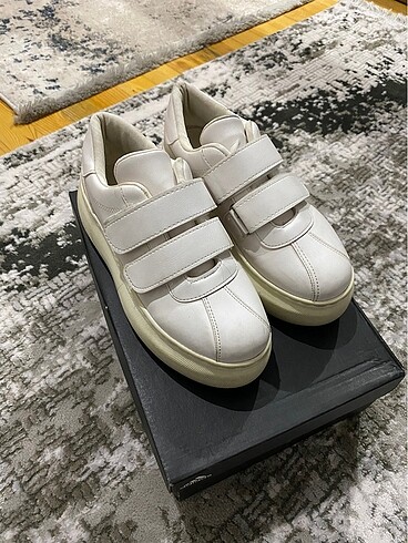 Beyaz sneaker