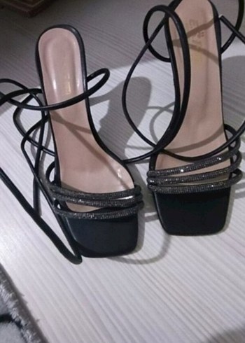 39 Beden Klasik Siyah Stiletto Yılan Desenli Topuklu