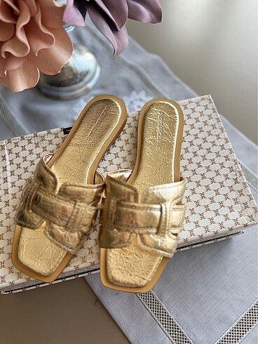 Stradivarius stradivarius gold terlik