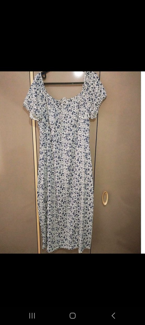 Lacivert çiçekli yırtmaçlı elbise - Görsel 4