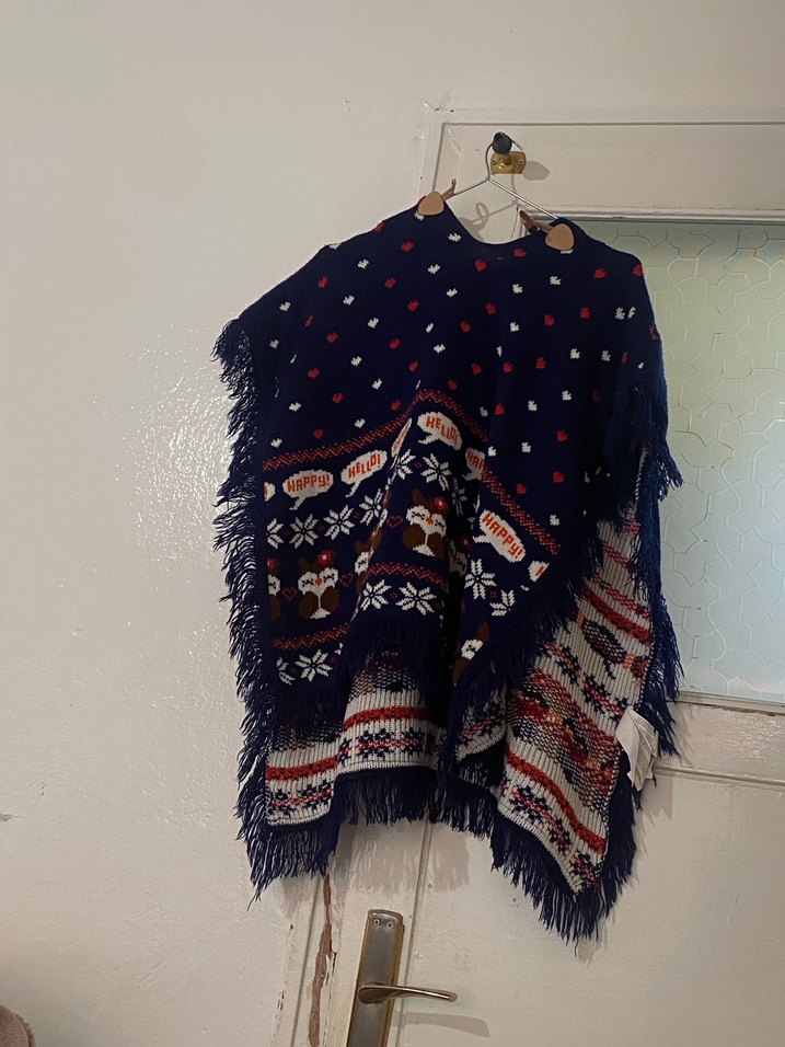 LCW Kız Çocuk Kapüşonlu Nakışlı Ponço - Görsel 3