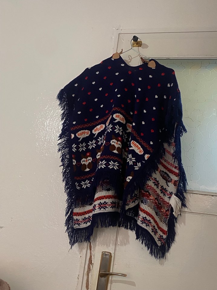 LCW Kız Çocuk Kapüşonlu Nakışlı Ponço - Görsel 2