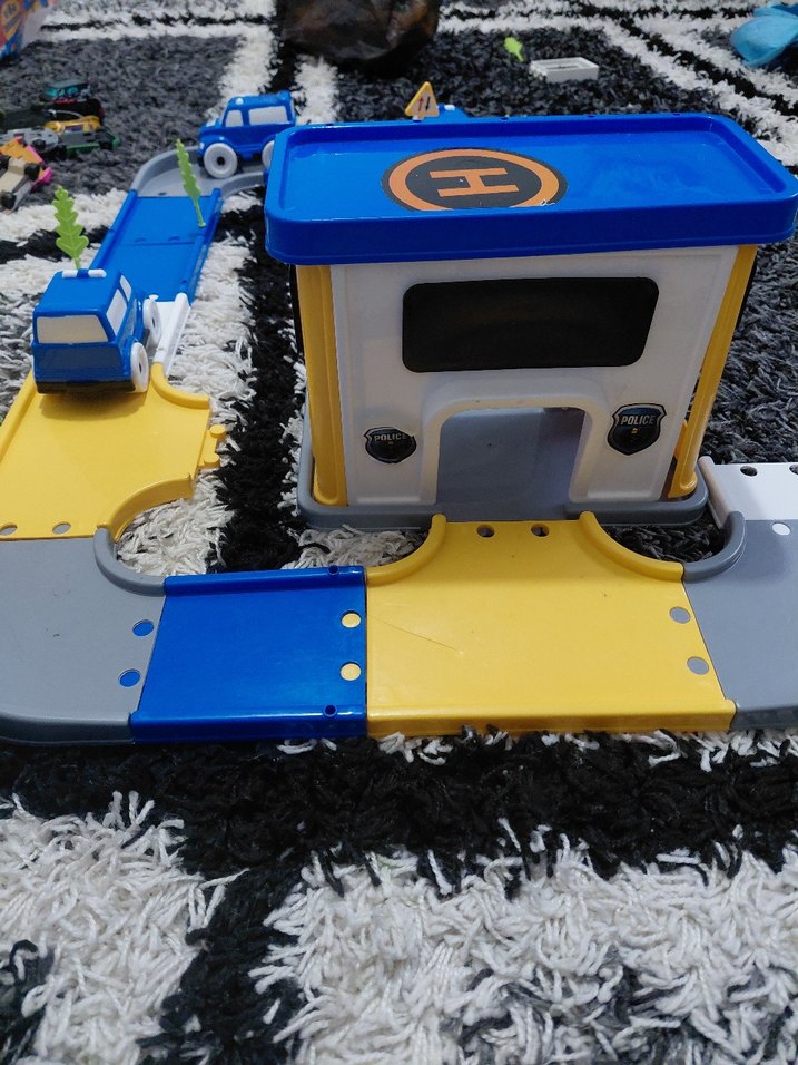 Mavi Oyuncak Polis Arabaları ve Park Alanı - Görsel 2