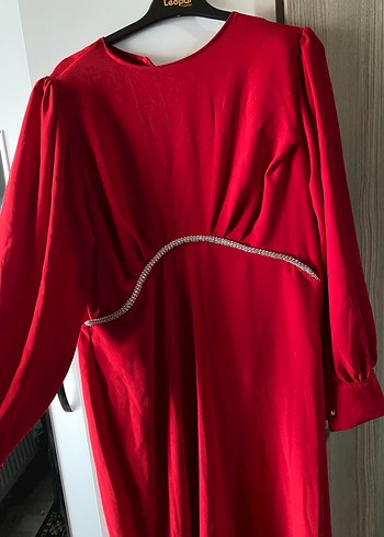 Zincir Detaylı Kırmızı Uzun Kadın Elbise - Görsel 2