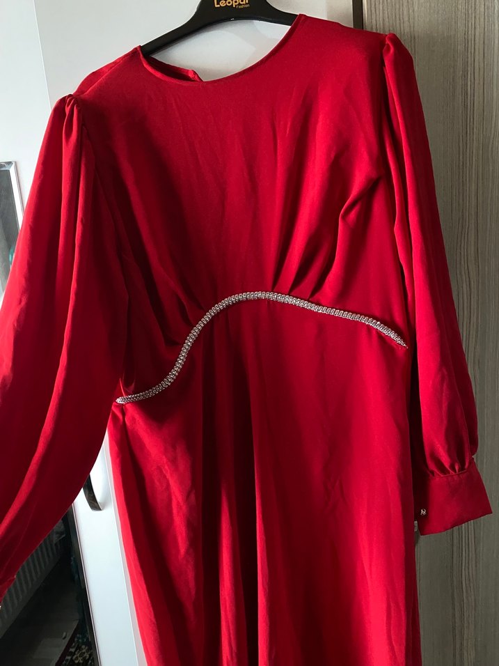 Zincir Detaylı Kırmızı Uzun Kadın Elbise - Görsel 2