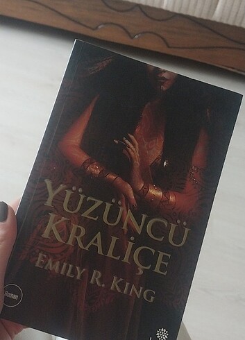 Yüzüncü Kraliçe ile kitap