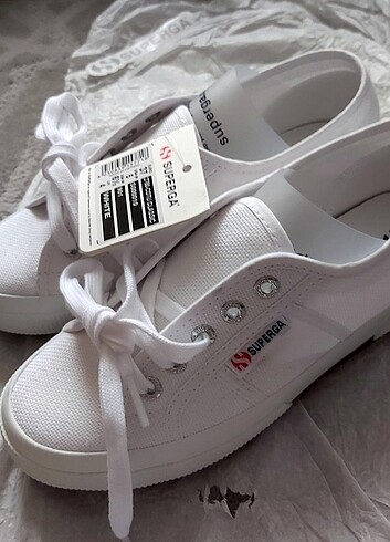 37 Beden beyaz Renk Superga orjinal etiketli sneakers