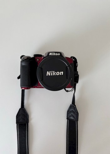 Kırmızı Nikon Dijital Fotoğraf Makinesi