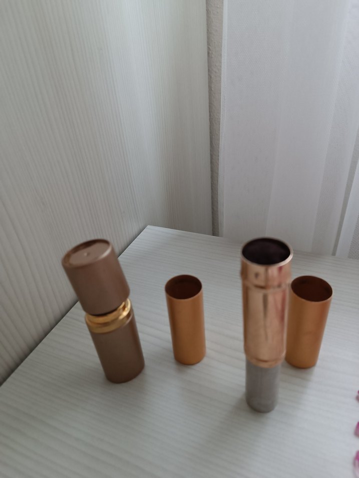 Bej Renkli Fondöten Fırçası ve kapakli parfüm şişesi - Görsel 2