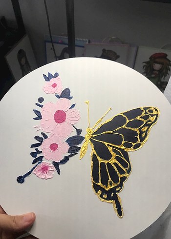 Çiçek ve Kelebek Temalı Yuvarlak Tablo