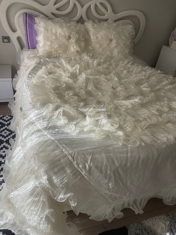 İşlemeli Beyaz Yatak Örtüsü - Görsel 2