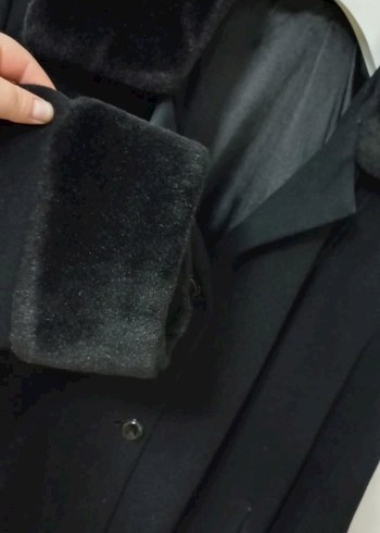 Siyah Kürklü Yaka ve Manşetli Kaban - Görsel 2