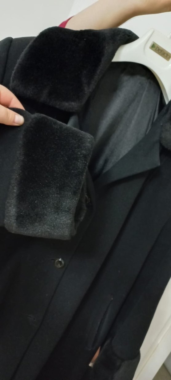 Siyah Kürklü Yaka ve Manşetli Kaban - Görsel 2