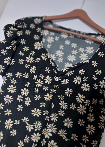 V Yaka Düğmeli Siyah Çiçekli Midi Elbise - Görsel 2