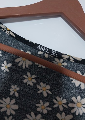 V Yaka Düğmeli Siyah Çiçekli Midi Elbise - Görsel 4