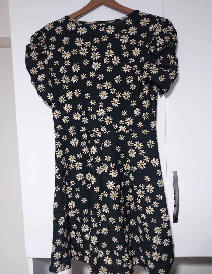 V Yaka Düğmeli Siyah Çiçekli Midi Elbise - Görsel 3