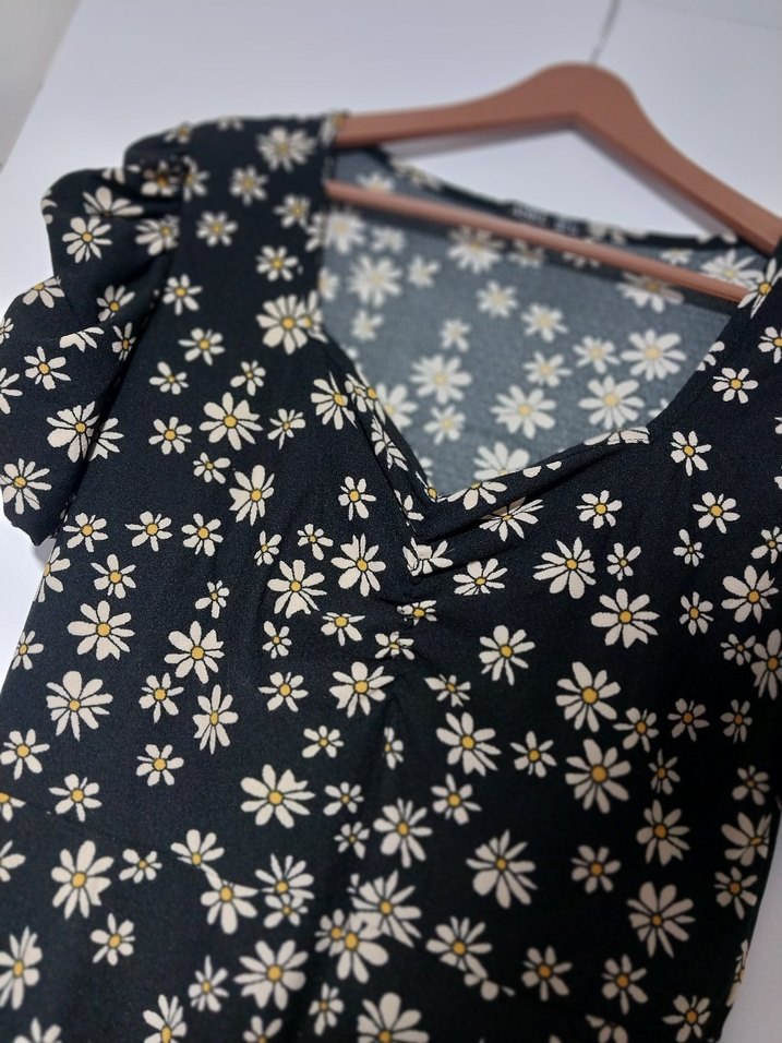 V Yaka Düğmeli Siyah Çiçekli Midi Elbise - Görsel 2