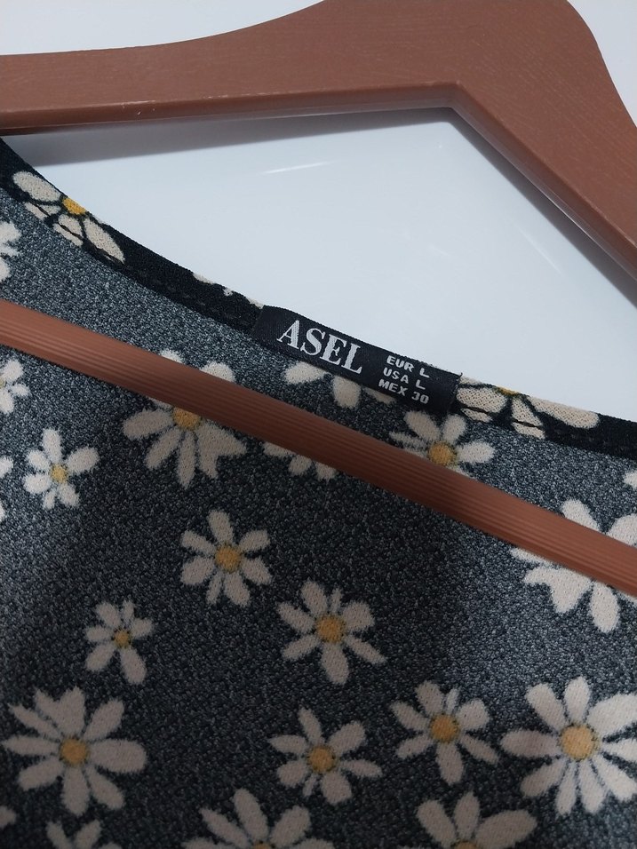 V Yaka Düğmeli Siyah Çiçekli Midi Elbise - Görsel 4