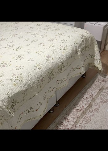 İşlemeli Beyaz Yatak Örtüsü - Görsel 3