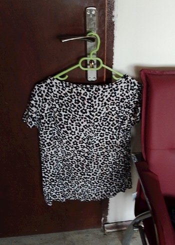 Düğmeli Kısa Kollu Desenli Kadın Bluz - Görsel 3