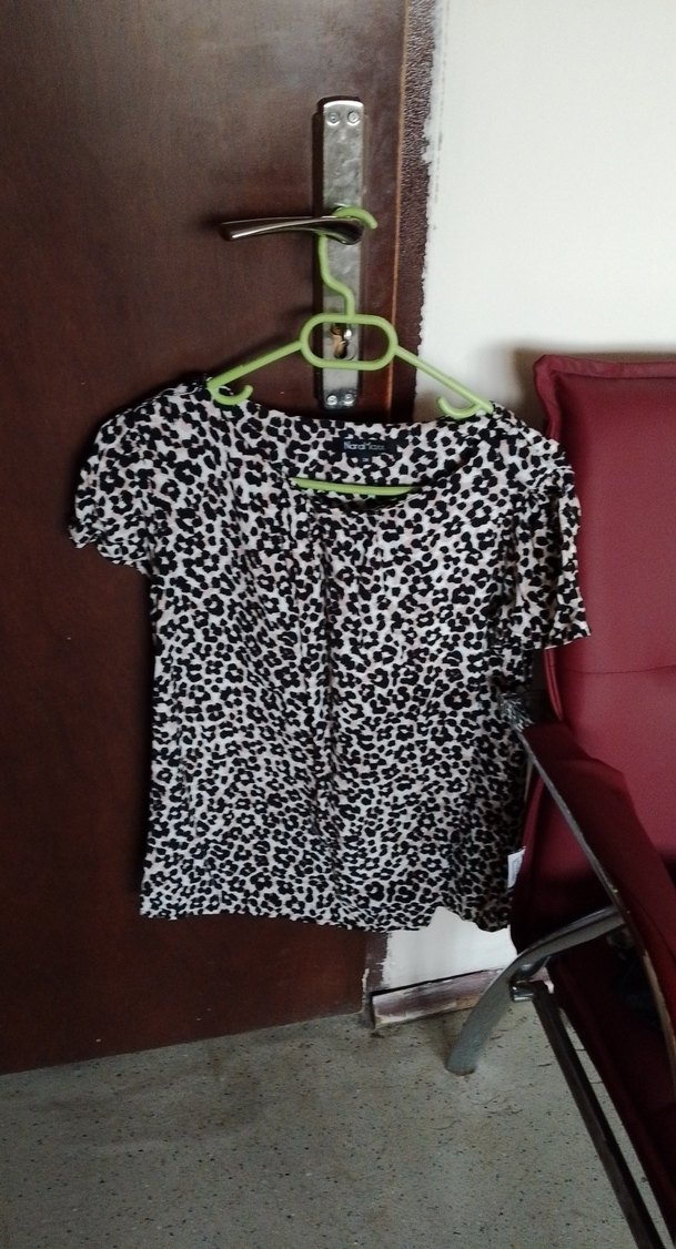 Düğmeli Kısa Kollu Desenli Kadın Bluz - Görsel 2