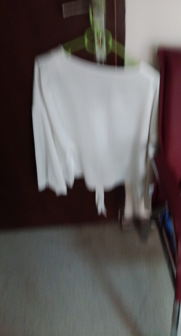 Düğmeli Beyaz V Yaka Kadın Gömlek - Görsel 3