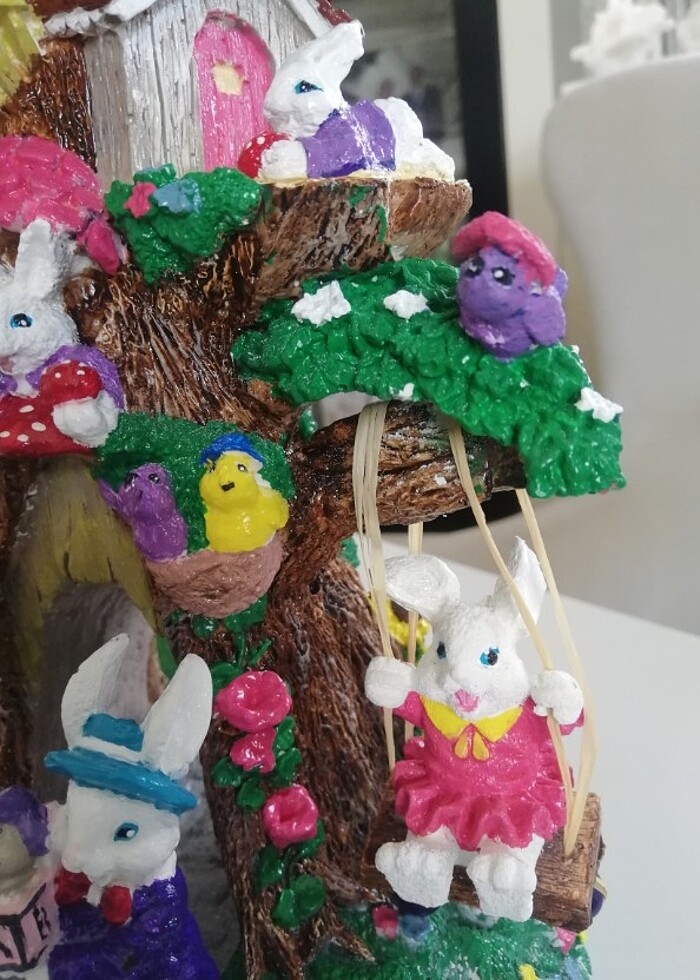 Ağaç orman evi ve yanındaki sallanan tavşanlar dahildir - Görsel 4