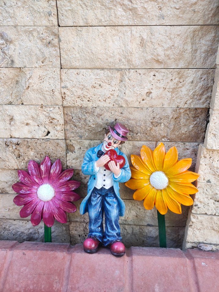 Palyaço Figür Kalp Tutuyor . polyester veya taştozu ile yapır - Görsel 4