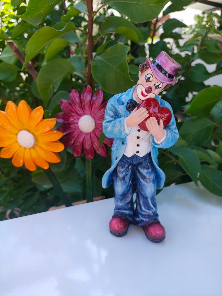 Palyaço Figür Kalp Tutuyor . polyester veya taştozu ile yapır - Görsel 3