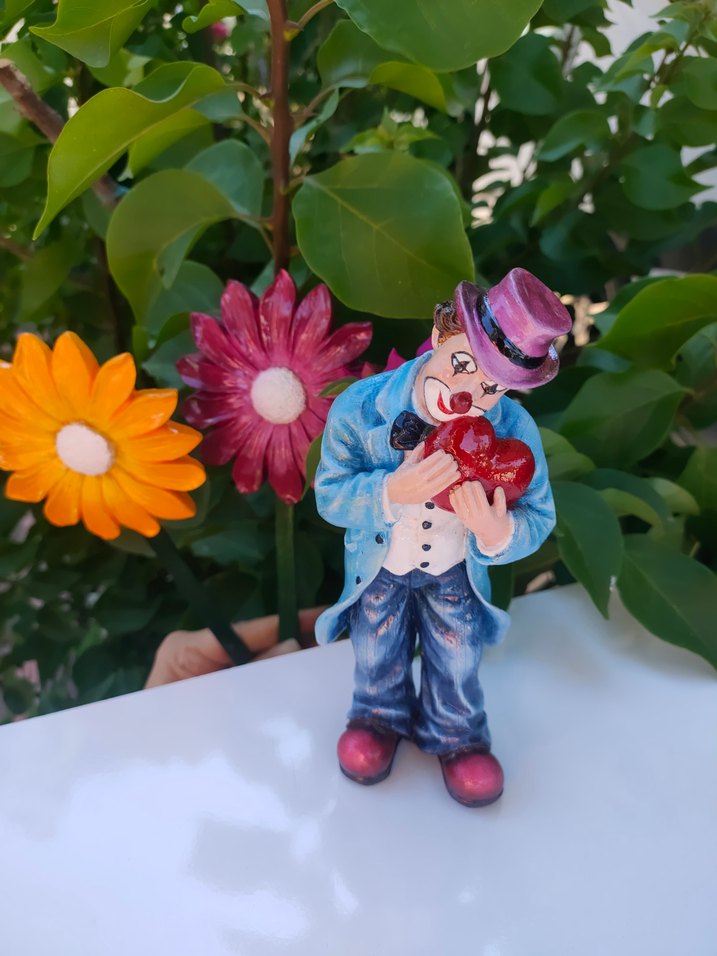 Palyaço Figür Kalp Tutuyor . polyester veya taştozu ile yapır - Görsel 2