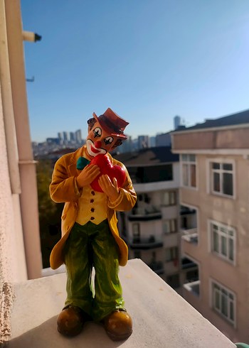 içten selamlayan kalp tutan palyaço  ve sevimli kurbağası - Görsel 7