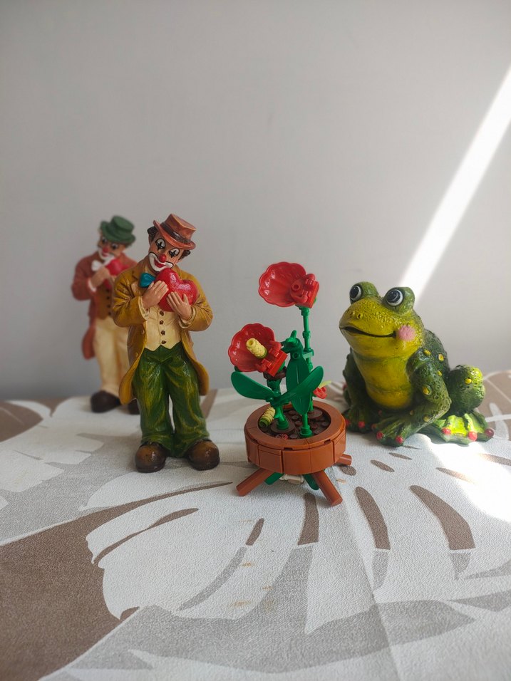 içten selamlayan kalp tutan palyaço  ve sevimli kurbağası - Görsel 2