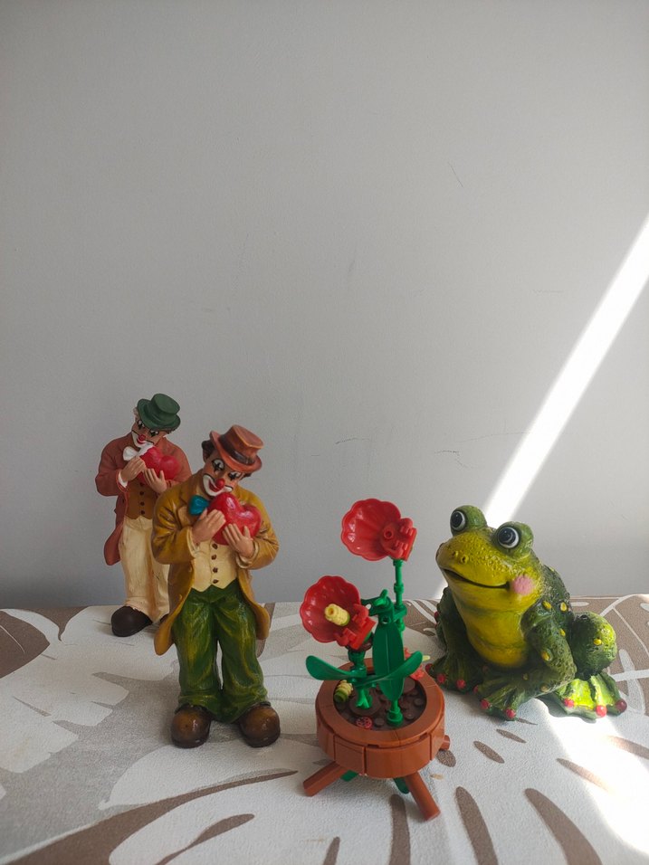 içten selamlayan kalp tutan palyaço  ve sevimli kurbağası - Görsel 3