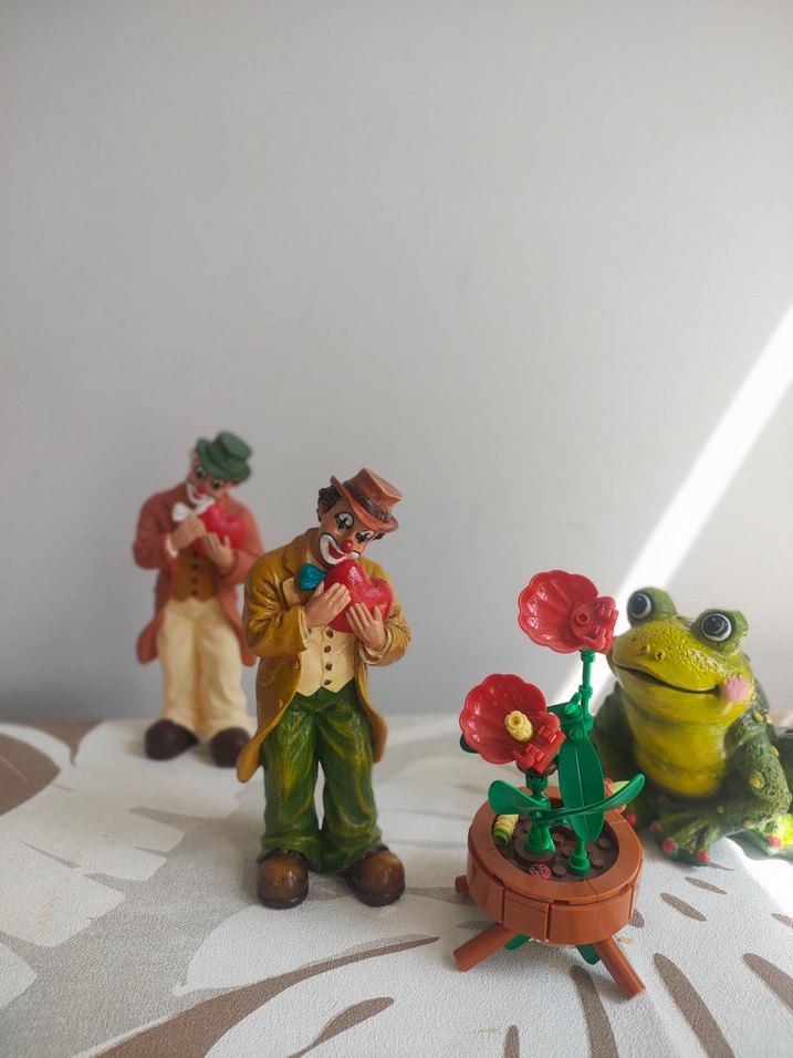 içten selamlayan kalp tutan palyaço  ve sevimli kurbağası - Görsel 4