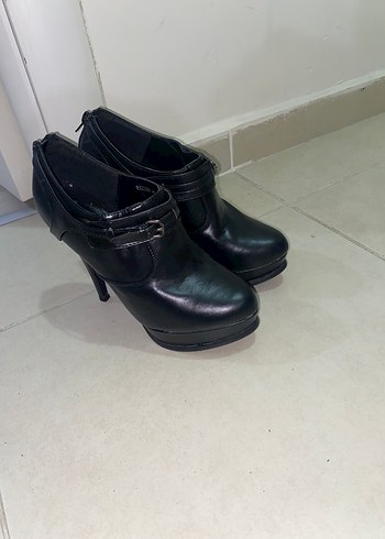 Tokalı Siyah Deri Stiletto Topuklu Kadın Bot - Görsel 2
