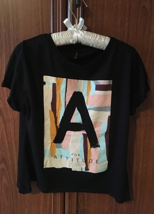 SİYAH DESENLİ T SHIRT