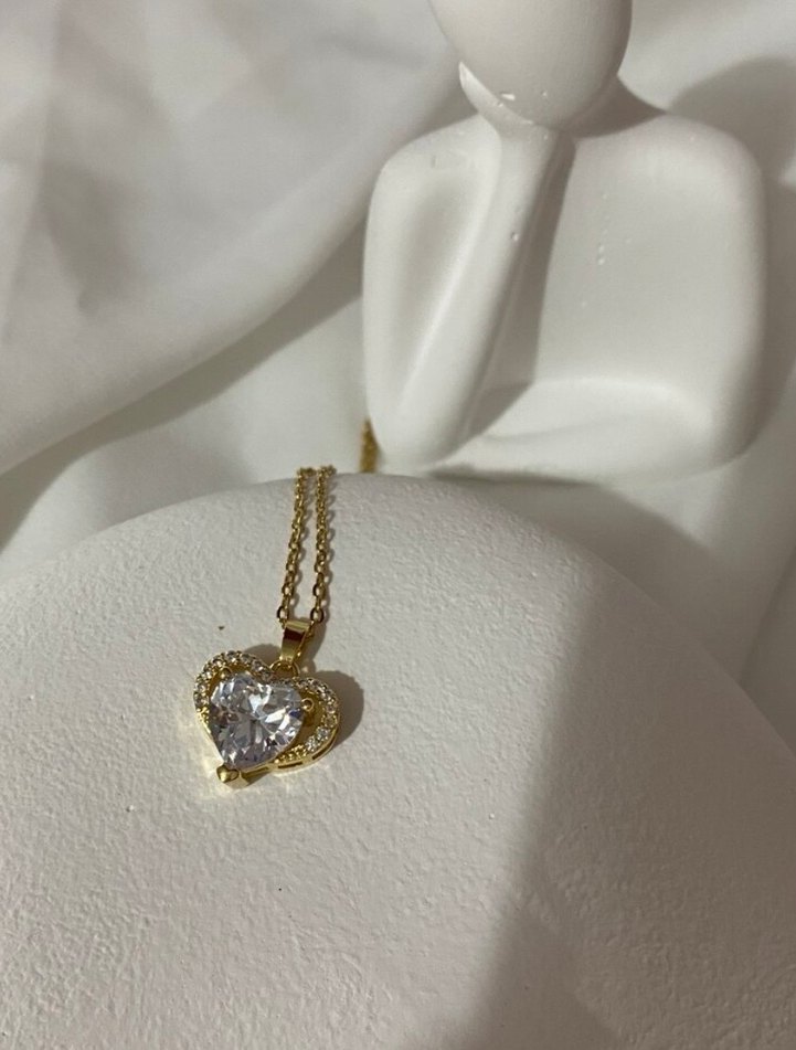 Altın Renkli Kalp Detaylı Modern Klasik Kolye - Görsel 3