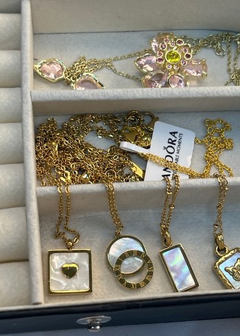 Altın Renkli Boncuklu Kelebek Kolye - Görsel 3