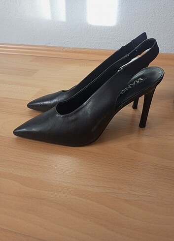 Mango Arkası açık siyah deri stiletto 